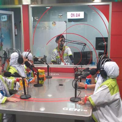 Mencoba Profesi Penyiar Radio Kunjungan Tema Kelas 1 Tahun 2019